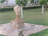 Escultura de conmemoración en Pinsoro